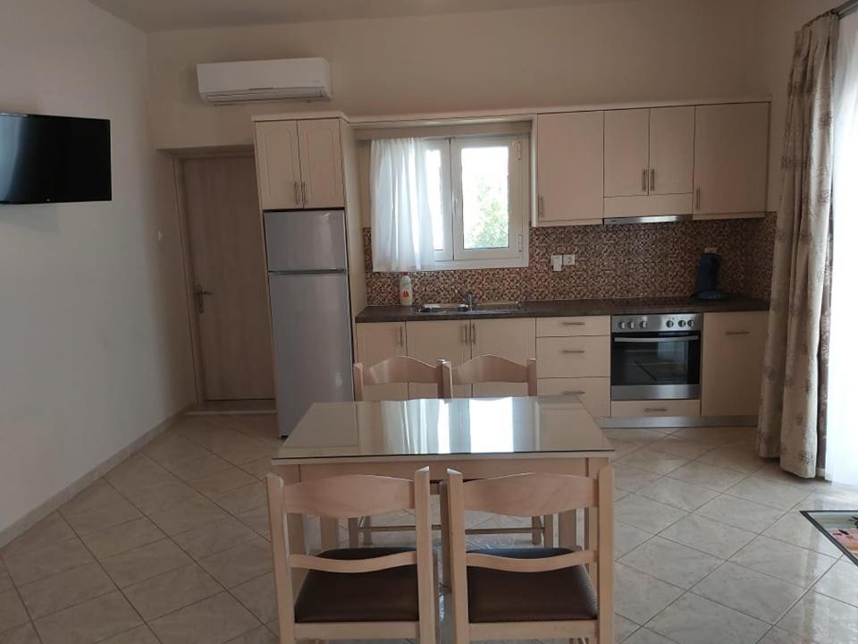 Konstantinos Apartments Ammoudia Phòng bức ảnh