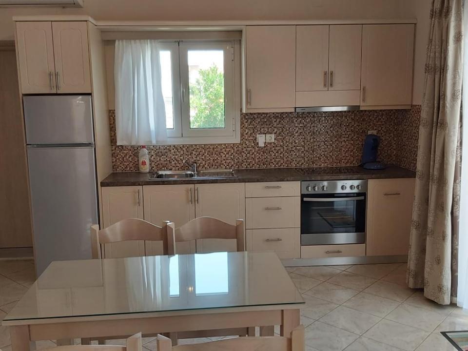 Konstantinos Apartments Ammoudia Phòng bức ảnh